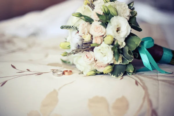 doku arka planda düğün halkaları detay