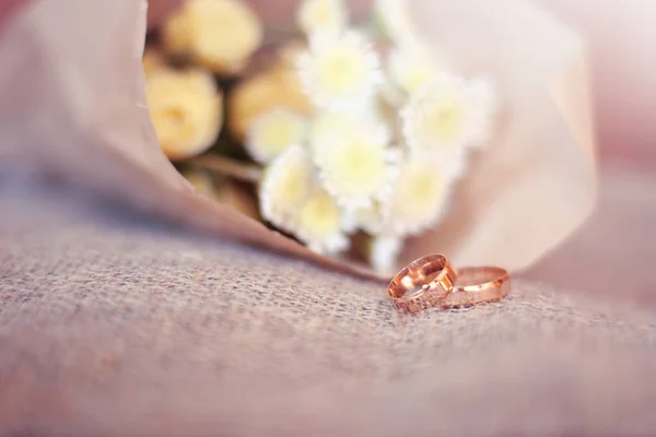 doku arka planda düğün halkaları detay