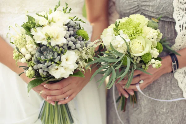 İki düğün buketi için gelin çiçekleri
