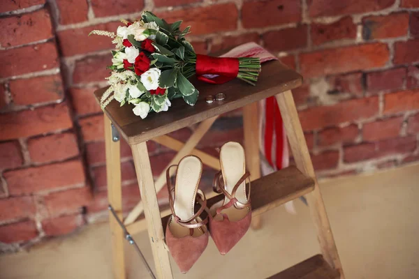 Yüzükler ile gelin çiçekler ve shoeses