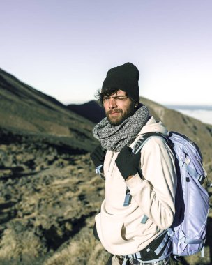 Genç bir erkek backpacker yürüyüş