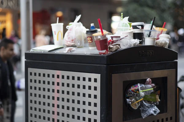 Plastic cups, disposable coffee cups, straws, etc... in a rubbish bin — Stock Photo, Image