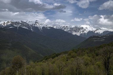 İlkbaharda kayak merkezi. Otel dağlarda..