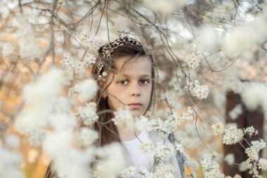 Bahar bahçesi. Kızının portresi