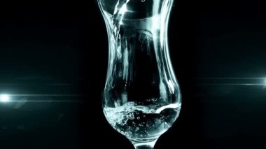 Kristal berraklığında su bir cama dökülür. Yavaş hareket görüntüleri. Saf taze içki. Ekoloji ve su tasarrufu konsepti.