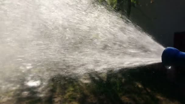 Gartenbewässerung Zeitlupenaufnahmen Mit Wasserstrahl Aus Der Pistole Wassertropfen Sonnenstrahlen — Stockvideo