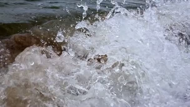 水スプラッシュスローモーション 海の波の泡 — ストック動画