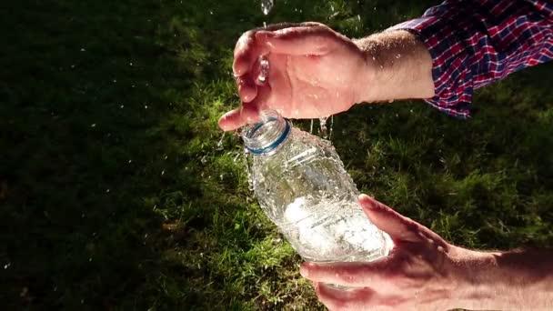 Krystallrent Vann Som Helles Til Plastflaske Sakte Håndbevegelse Begrepet Tørstdemping – stockvideo