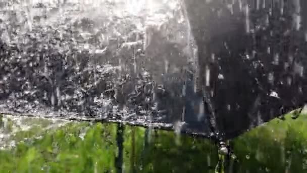 Regentropfen Auf Schwarzem Regenschirm Zeitlupe Spektakuläre Tropfen Fallen Auf Sonnenschirm — Stockvideo