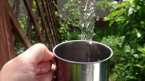 Agua Limpia Cristal Vertida Taza Metal Cámara Lenta Mano Ahorro — Vídeo de stock