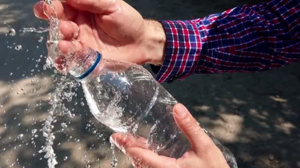 Kristal Schoon Water Zuiveren Naar Plastic Fles Hand Slow Motion — Stockvideo