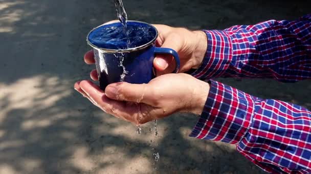 Kristal Schoon Water Zuiveren Naar Metalen Beker Hand Slow Motion — Stockvideo