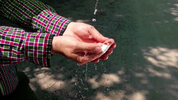 Wasser Ergießt Sich Zeitlupe Auf Die Hand Kristallklares Wasser Ergoss — Stockvideo