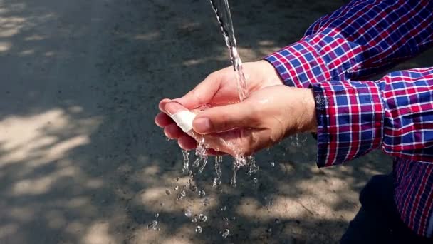 水浇在手慢动作 水晶般干净的水倒在人手里 饮料节水 自然与环境理念 — 图库视频影像