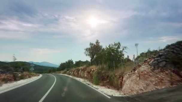 Conducir Coche Través Camino Sinuoso Las Montañas Vista Través Del — Vídeo de stock