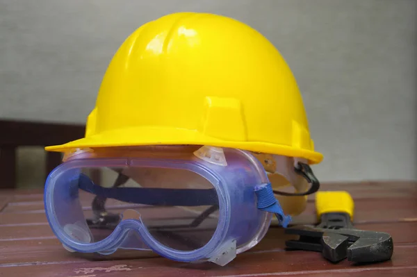 Kask ve güvenlik gözlükleri. Sanayi şahsi koruma ekipmanları.