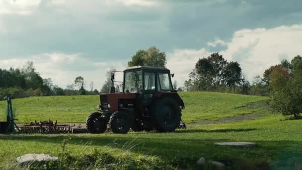 Vieux Tracteur Rouge Dans Ferme — Video