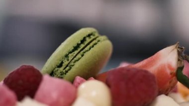 Berry krem kek üzerinde Macaroon