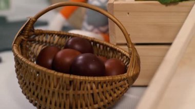 Paskalya yumurtası sepete yerleştirilir