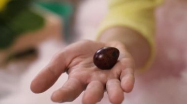 Paskalya yumurtası elinde tutulan