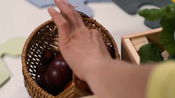放在篮子里的复活节彩蛋 — 图库视频影像