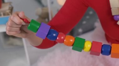 Dize üzerinde renkli şekiller