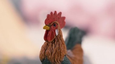 Etrafında oyuncaklar ile plastik minyatür horoz