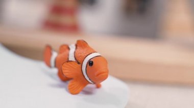 Etrafında oyuncaklar ile plastik minyatür balık