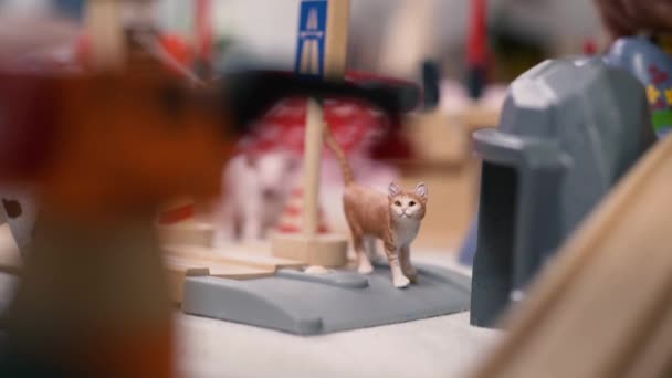 Plastic Miniatuur Kat Met Speelgoed Rond — Stockvideo