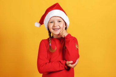 Santa şapka mutlu bir sevimli sevimli küçük kız Portresi.