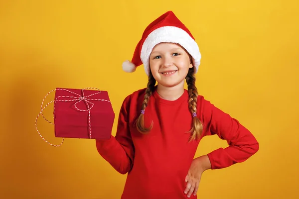 Retrato de una niña feliz con un regalo de Navidad. El niño sostiene una caja con un regalo — Foto de Stock