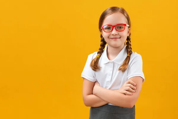 Colegiala Linda Chica Gafas Con Los Brazos Cruzados Retrato Niño — Foto de Stock