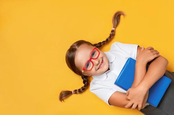 Menina Bonito Estudante Óculos Com Livro Sobre Fundo Amarelo Vista — Fotografia de Stock