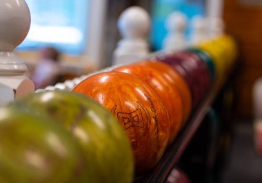 Bir sürü farklı renkte uzun bir bowling topu. Alanın kısa derinliği.
