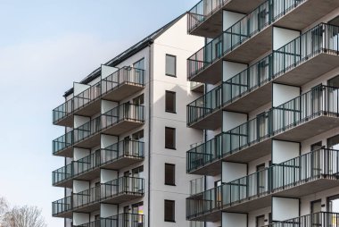 Yeni yapılmış apartmanlar yeni kiracılar için hazır..