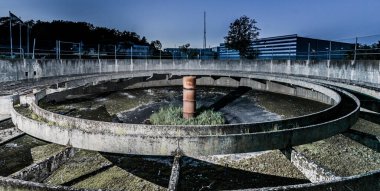 Eski ve parçalanmış bir kanalizasyon işleme tesisinin kalıntıları..