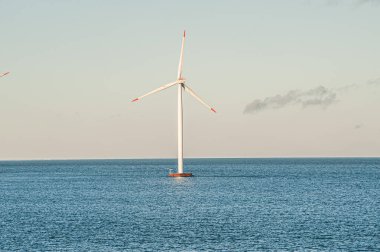 Açıklardaki rüzgar türbini elektrik üretiyor..