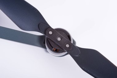 Gri bir dronun pervanesinin ayrıntıları.