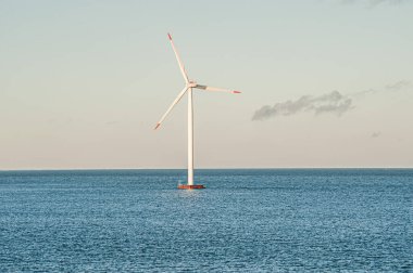 Açıklardaki rüzgar türbini elektrik üretiyor..