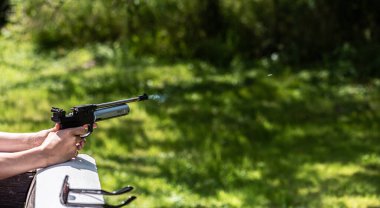 Bb havalı tabancasının namlusundan çıkan gaz. Mermi silahın önünde görülebilir..