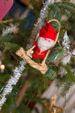 Noel ağacında Noel süslemeleri.