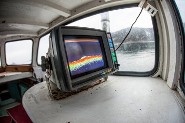 Tahta bir balıkçı teknesine monte edilmiş bir sonar, deniz yatağını gösteriyor..