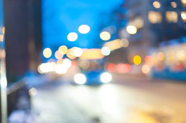 Gece trafiğin odak dışı görüntüsü.