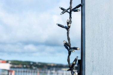 Bir binanın üzerindeki yılbaşı ışıklarının ayrıntıları.