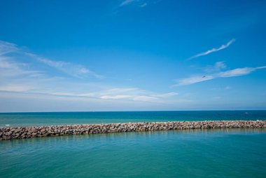 İçi sakin, dışı dalgalı sularla dalgalı..