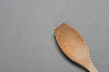 Gri arkaplanda tahta kaşık