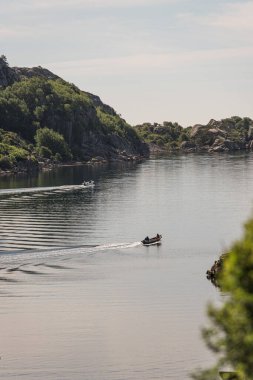 Açık denizde balık tutmak için fiyorttan çıkan iki küçük tekne..