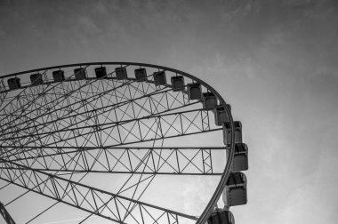 Dönme dolabın siyah beyaz fotoğrafı.