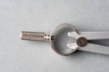 Gri arkaplanda metal bir pusula