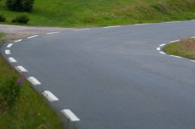 Dar bir yolda dar bir viraj.